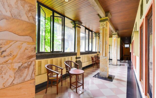 Super OYO Townhouse Oak Maxi Hotel Legian