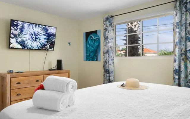 3BR 2BA Near Eagle Beach w Private Pool
