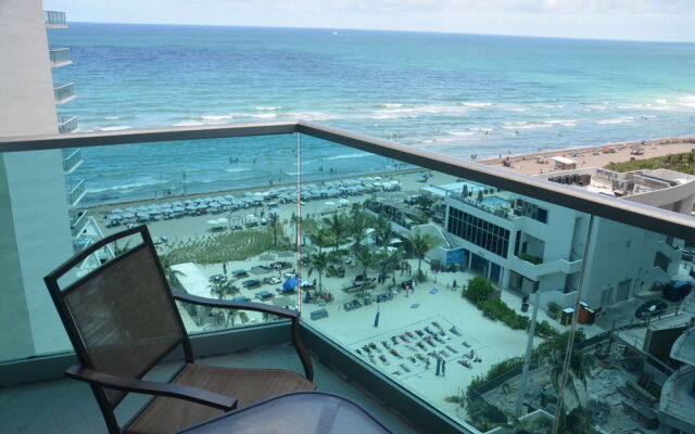 Hollywood Apartment by the Sea