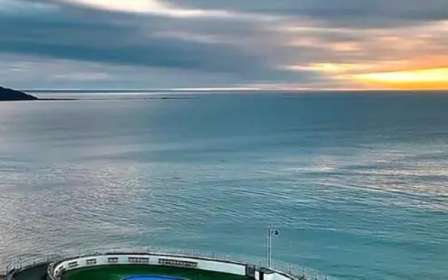 Seafront house with garden seating and stunning sea views!