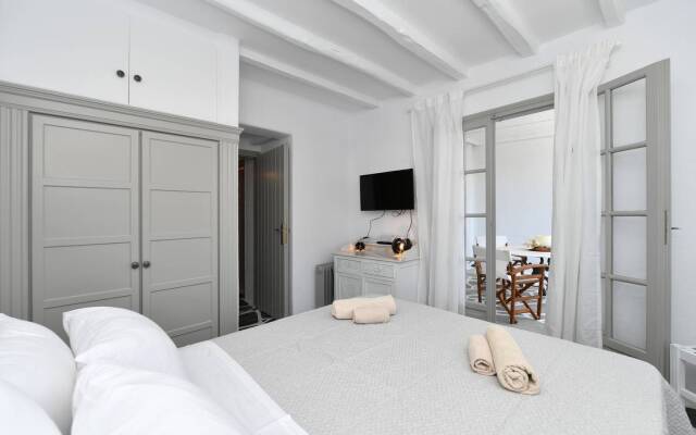 Santa Flora 3 Bedroom House – Parikia’s Edge