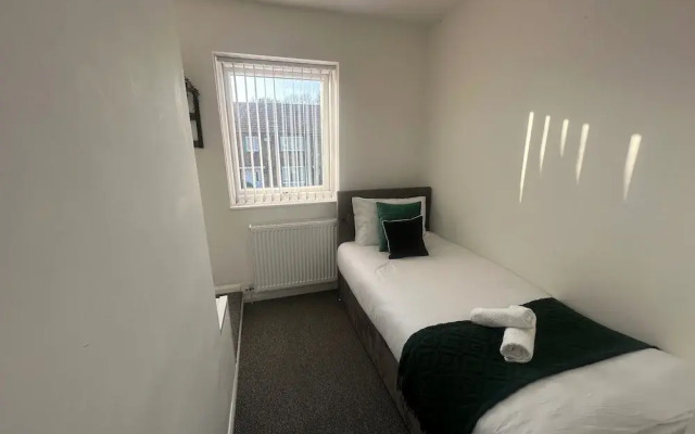 Airport House - Long Stays, Near Hospital!