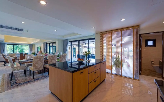 Luxury 5 Bedroom Villa nr to Beach - SRS