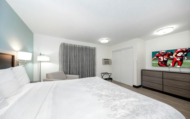 Red Roof Inn PLUS+ & Suites Naples Downtown-5th Ave S