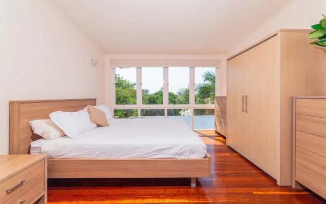 Breezy 4 Bedroom Queenslander in Balmoral