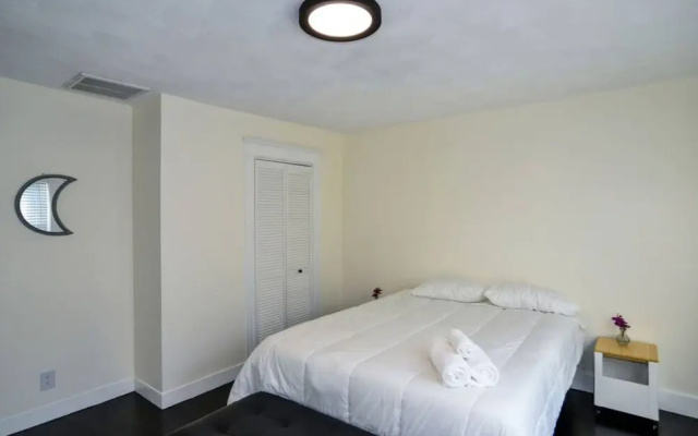 Modern Three Bedroom Condo - Near Boston
