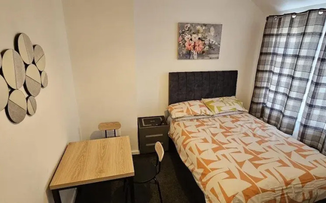 Cozy 3-bed House in Dagenham