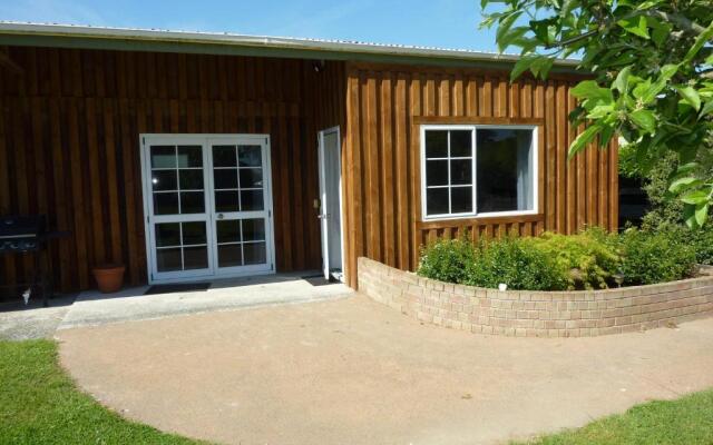 The Pool House, Romantic Country, King Bed