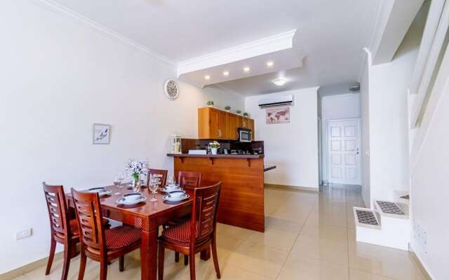 2BR Townhouse 3min Walk 2 Eaglebeach w Pool BBQ