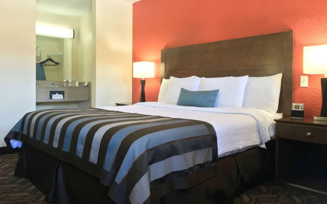 Super 8 by Wyndham Greensburg