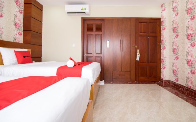 RedDoorz Plus near Tan Son Nhat Airport 2