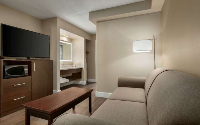 Super 8 by Wyndham Ajax/Toronto On