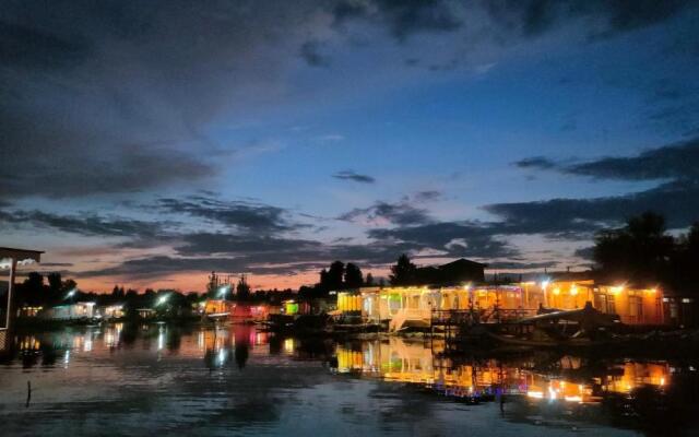 Houseboat Suzan