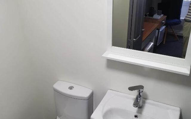 Red Lion Rooms - Self Check In