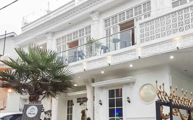 Sakura Guest House by The Lavana