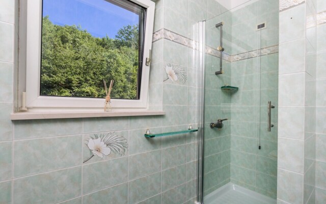 Amazing Home in Matulji With 5 Bedrooms, Jacuzzi and Wifi