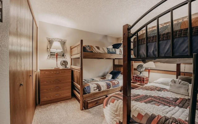 84sw - Sauna - Soaker Tub -  Fireplace - Sleeps 6 2 Bedroom Home by RedAwning