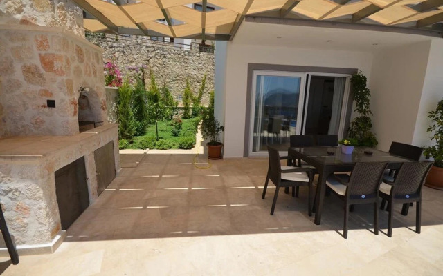 Villa Esma by Akdenizvillam