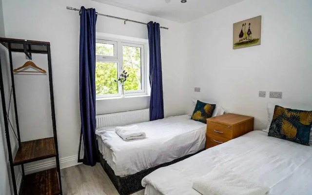 Modern 4-Bedroom Home with Free Parking