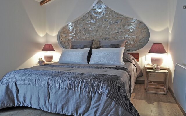 Luxurious Villa in Aix-en-Provence with Jacuzzi