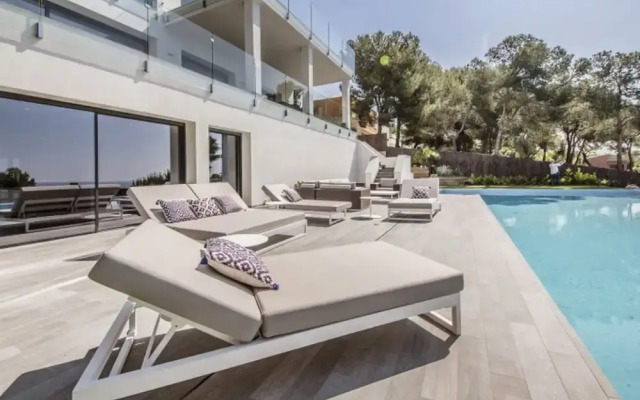 Luxurious Panoramic Spa Villa