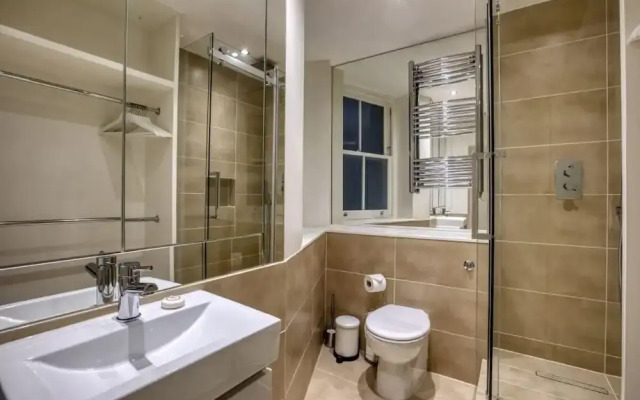 Spacious 2bed/2bath Apt, 5mins to Victoria St