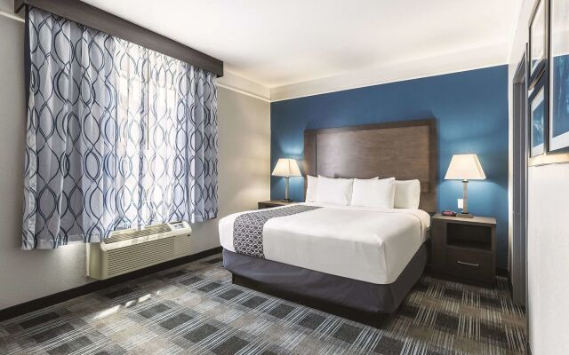 Platinum Inn & Suites Webster