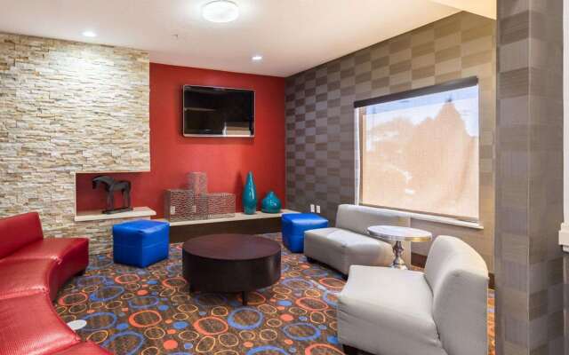 Econo Lodge Inn & Suites East