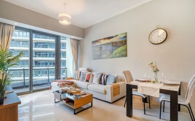 Stylish Marina-front 2BR Near Top Attractions