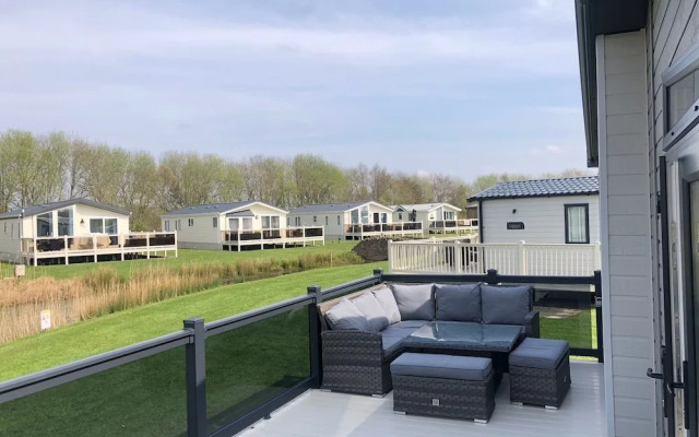 7 Guests - 3 Bedrooms - Pool - Balcony - Parking