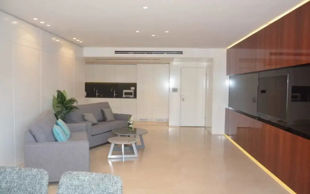 Renovated White 3BD next to Beach - Pool