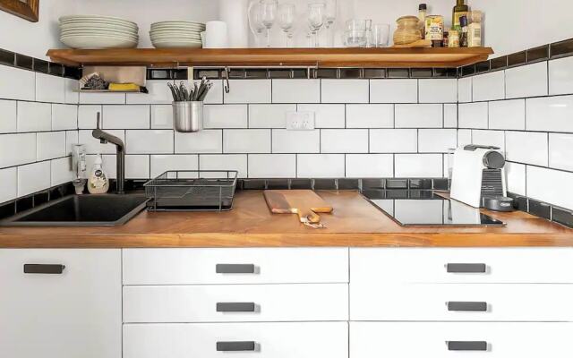 Cozy Apartment w/ Terrace Close to City Center