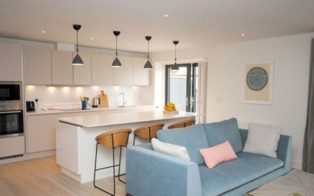 3 The Salterns, Chichester 402395