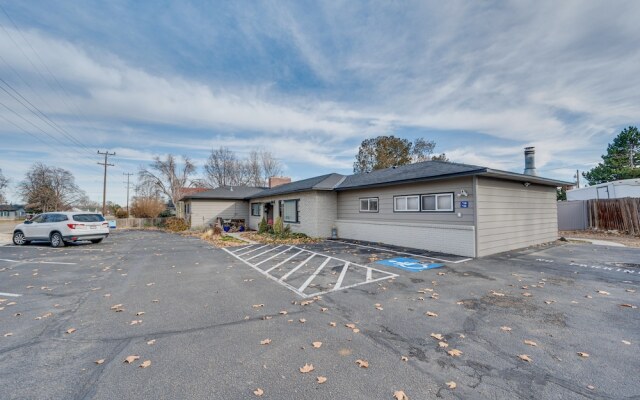 Cozy Nampa Escape w/ Fireplace + Smart TV!