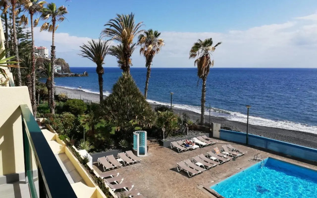 By the Beach & Pool Apartment