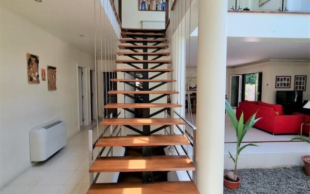 Villa Fati in Pen Nsula de Tr ia