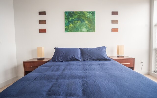 Spacious Townhome w Parking by Frontdesk