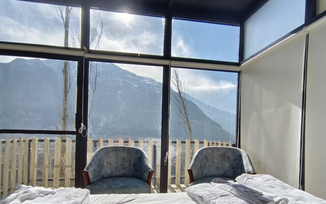 Stunning Cliff-edge 2-bedroom Chalet in Karimabad
