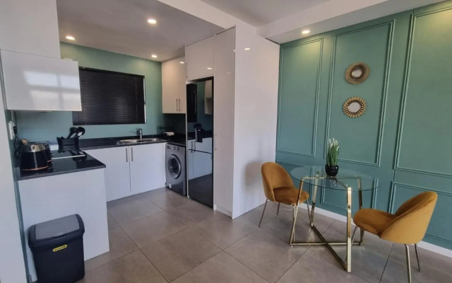 Accommodation Front - Prestigious 2 Sleeper Apartment with Harbour Views