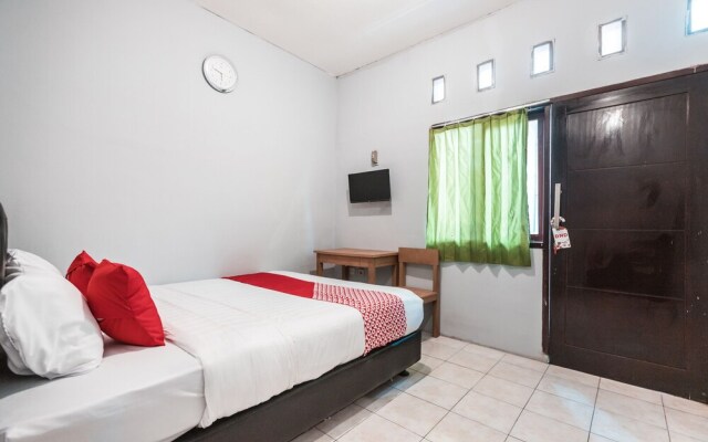OYO Living 1756 Amira Guest House