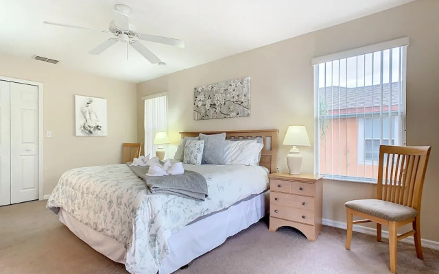 Family Getaway 4BR Townhome by Old Town