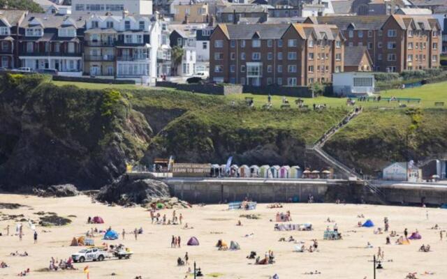 Central, stylish 3 bed apartment with sea views