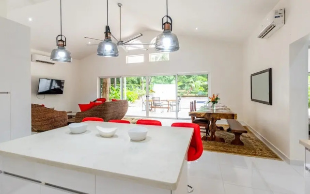House and Apartment With Private Pool - Walk to Beach