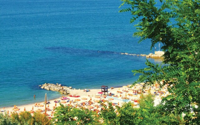Beautiful Apartment in Pesaro With Wifi and 4 Bedrooms
