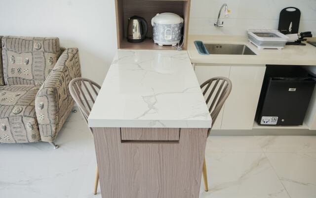 Homey And Cozy Living 2Br At Sky House Bsd Apartment