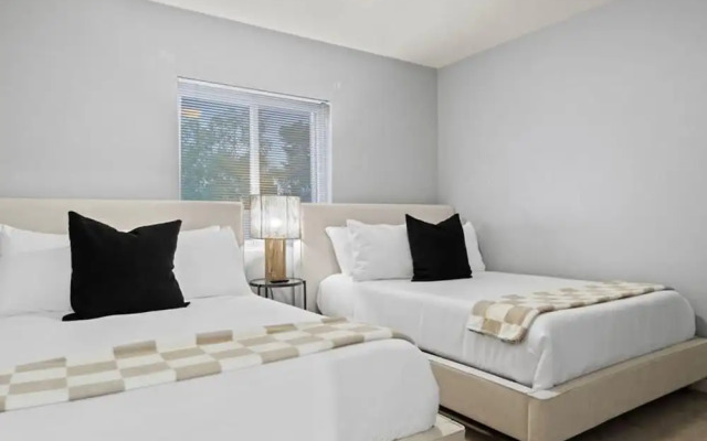 Pickle Putt Retreat Pool Pickleball Putt Grn