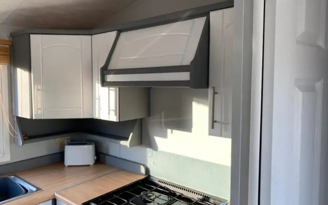 Immaculate 2-bed Static Caravan Near the Lake