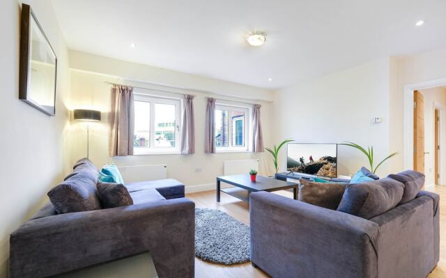 Luxury 3 Bedroom Apartment with Parking