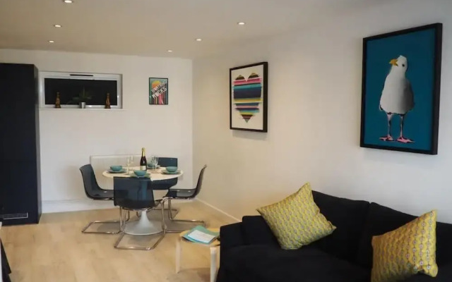 Beautiful 2BD Coastal Hideaway Central Worthing