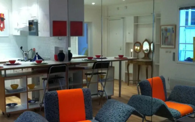 Into Paris - Louvre Apartment